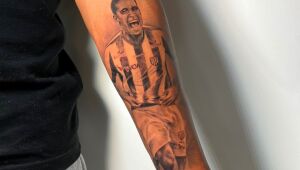 Filho de Cléber Santana faz tatuagem em homenagem ao pai, vítima da tragédia da Chape