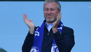 Premier League desqualifica Roman Abramovich como dirigente do Chelsea