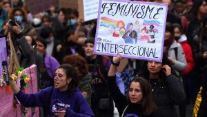 Mulheres do mundo se manifestam por seus direitos, sem se esquecer da Ucrânia