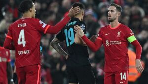 Liverpool perde em casa para a Inter, mas vai às quartas de final da Champions