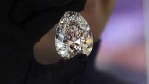 Exposto em Dubai diamante branco gigante que será leiloado na Suíça