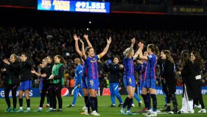 Com recorde de público, Barcelona bate Real Madrid e vai às semifinais da Champions feminina