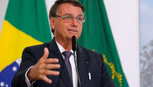 Bolsonaro diz que concorda com Anitta sobre uso da bandeira brasileira