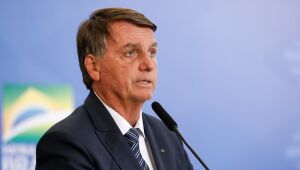 Após passar a noite internado, Bolsonaro deixa hospital 