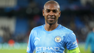 Fernandinho, do Manchester City, visita o Recife com a taça da Premier League em março 