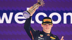 Max Verstappen, atual campeão mundial de Fórmula 1, renova contrato com a Red Bull até 2028