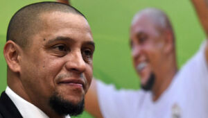 Roberto Carlos disputará partida por equipe de pub inglês