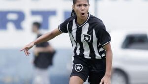 Joia do Botafogo elogiada por Textor, menina faz golaço de falta em campeonato masculino de base