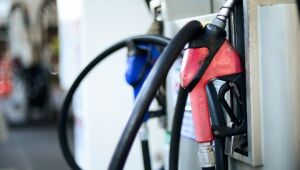 Etanol e gasolina comum sobem 2% em novembro ante outubro; diesel recua, aponta Sem Parar