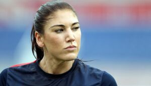 Hope Solo, ex-estrela do futebol dos EUA, é presa por dirigir embriagada