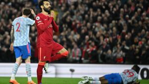 Liverpool goleia United e assume liderança provisória da Premier League