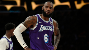 Com lesão no tornozelo, LeBron James perderá dois últimos jogos dos Lakers na temporada