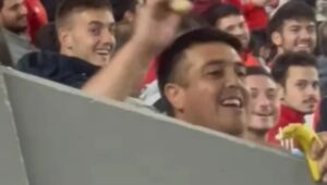 Racismo: torcedor do River Plate arremessa banana em direção à torcida do Fortaleza