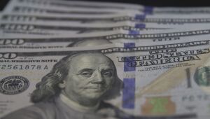 Dólar cai e volta a se aproximar de R$ 4,60