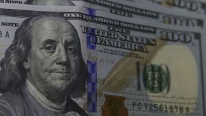 Dólar cai pela terceira vez seguida e fecha em R$ 4,67