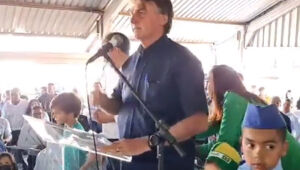 Em tom de campanha, Bolsonaro diz que "um ladrão" sonha em voltar ao poder para "desarmar o povo"