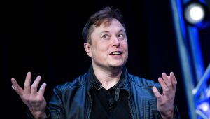 Musk recua sobre demissões e diz que Tesla terá mais funcionários nos próximos meses