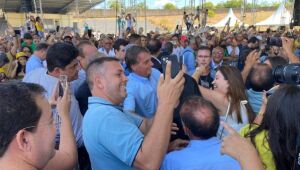 Recebido por prefeito do PDT, Bolsonaro vai a Minas e faz aceno a eleitorado feminino