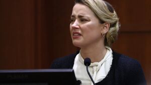 Amber Heard nega edição de ferimentos em fotos e vazamento de vídeo de Johnny Depp