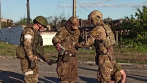 Rússia anuncia rendição de 265 combatentes ucranianos de Azovstal