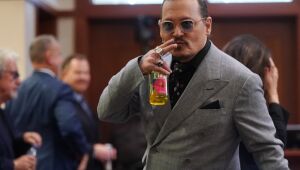 Johnny Depp era ciumento e controlador, diz atriz Ellen Barkin