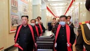 Kim Jong Un carrega caixão em funeral de importante militar que foi seu mentor