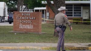 Tristeza se transforma em indignação após massacre de 21 pessoas em escola no Texas