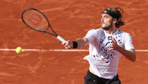 Tsitsipas e Medvedev avançam sem sustos em Roland Garros; Swiatek sobrevivente do Top 10