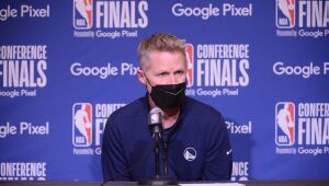 "Quando vamos fazer algo?": Steve Kerr, técnico do Warriors, se emocionado após ataque em escola