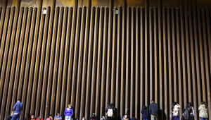 Na fronteira dos EUA, muro aumenta o sofrimento dos migrantes