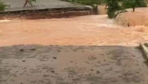 Pista de acesso ao CT do Náutico desaba após fortes chuvas que atingem o Recife