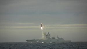 Rússia exibe míssil de cruzeiro hipersônico Zircon em teste no mar