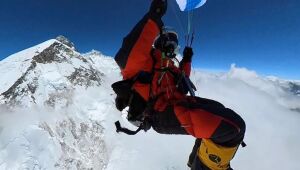 Sul-africano se torna primeira pessoa a fazer voo autorizado de parapente no Everest