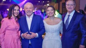 Recém-chegado ao mundo petista, Alckmin ficou na "mesa VIP" do casamento de Lula