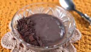 Aprenda a fazer uma sobremesa gelada de chocolate super prática
