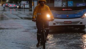 Órgãos de trânsito alertam motoristas para pontos de alagamento com a chuva; confira locais