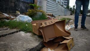 Moradores reclamam do acúmulo de lixo em rua no bairro de Boa Viagem