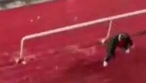 Torcedores do Independiente imitam macaco em direção aos torcedores do Ceará