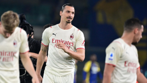 Ibrahimovic passa por cirurgia no joelho; recuperação levará de "7 a 8 meses"