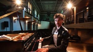 Bruno Hrabovsky faz concerto no Teatro de Santa Isabel, com repertório que celebra Queen