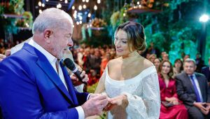Lula e Janja se casam em SP, e convidados como Alckmin, Dilma e Gilberto Gil gritam 'Olê, olá, Lula'