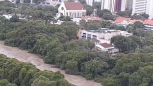 Com correnteza forte, píer do Jardim do Baobá se desprende parcialmente da margem