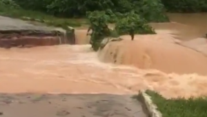 Pista de acesso ao CT do Náutico desaba após fortes chuvas que atingem o Recife