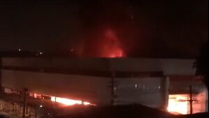 Incêndio no Mercado de Camaragibe pode ter afetado 170 lojas; prefeitura aguarda laudo técnico