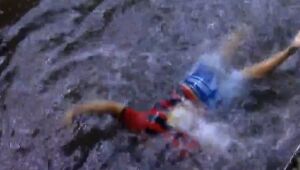 Em noite de chuva, torcedor do Sport "mergulha" na arquibancada da Ilha do Retiro; veja vídeo