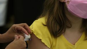 Rio inicia aplicação de dose de reforço em adolescentes na segunda (30)