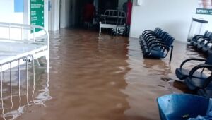 Pacientes são removidos da UPA de Engenho Velho após unidade ficar alagada