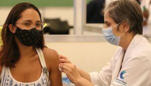 Campanhas podem aumentar adesão de jovens adultos à dose de reforço
