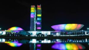 Congresso é iluminado com as cores do arco-íris no Dia Internacional de Combate à LGBTIfobia