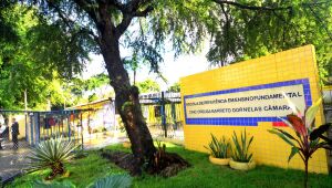 Alunos têm crise de ansiedade após homem pular muro e ser preso dentro de escola estadual no Recife